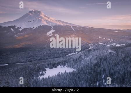 Vista maestosa del Monte Hood visto durante un tramonto invernale dalla Mount Hood National Forest in Oregon durante l'inverno Foto Stock