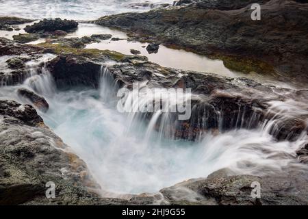 Lunga esposizione di piscine di roccia lavica a tenerife Foto Stock