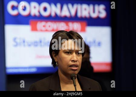 27 gennaio 2022, Washington, Distry of Columbia, USA: Il sindaco di DC MURIEL BOWSER parla di COVID-19 Situational Update durante una conferenza stampa, oggi il 27 gennaio 2022 presso il John A. Wilson Building a Washington DC, USA. (Credit Image: © Lenin Nolly/ZUMA Press Wire) Foto Stock