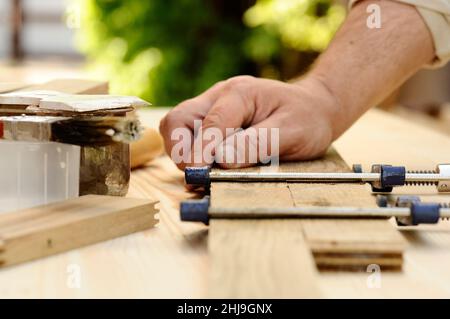 Il carpentiere lavora con il closeup del morsetto Foto Stock