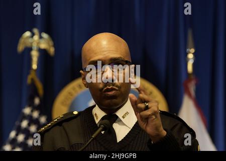 27 gennaio 2022, Washington, Dastric of Columbia, USA: Robert CONTEE, capo del Dipartimento di polizia Metropolitano della DC, parla della sparatoria in una camera d'albergo al Days Inn in Northwest D.C, dove ha ferito quattro persone, durante una conferenza stampa, oggi il 27 gennaio 2022 al John A. Wilson Building a Washington DC, USA. (Credit Image: © Lenin Nolly/ZUMA Press Wire) Foto Stock