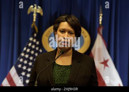 27 gennaio 2022, Washington, Distry of Columbia, USA: Il sindaco di DC MURIEL BOWSER parla di COVID-19 Situational Update durante una conferenza stampa, oggi il 27 gennaio 2022 presso il John A. Wilson Building a Washington DC, USA. (Credit Image: © Lenin Nolly/ZUMA Press Wire) Foto Stock