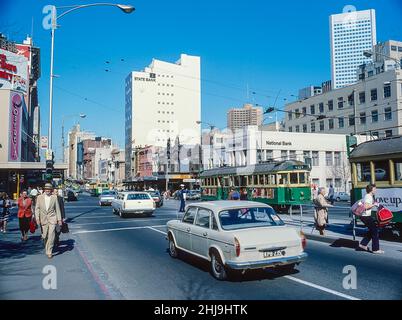 L'immagine e' della vibrante Swanston Street, animata da attivita' nella citta' di Melbourne, Australia Foto Stock