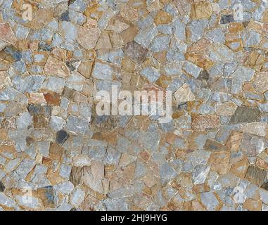 Parete esterna rustica realizzata con pietre naturali piatte marroni di diverse dimensioni disposte a caso. Sfondo e trama Foto Stock