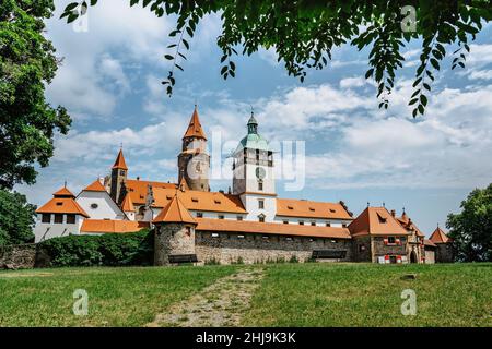 Castello di Buzov, Moravia, Repubblica Ceca. Romantico castello da favola con torre di guardia a otto piani costruito nel 14 ° secolo. Monumento culturale nazionale, popolare Foto Stock