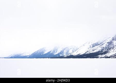 Vista di aprile sul lago Jackson ancora ghiacciato nel Grand Teton National Park, Wyoming, USA Foto Stock