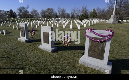 Arlington, Stati Uniti. 27th Jan 2022. Gli Space Shuttle Columbia e gli Space Shuttle Challenger Memorials sono visti dopo una cerimonia di posa della corona che faceva parte del giorno della memoria della NASA, giovedì 27 gennaio 2022, presso il cimitero nazionale di Arlington, Virginia. Le corone sono state poste in memoria di quegli uomini e donne che hanno perso la vita nella ricerca dell'esplorazione spaziale. NASA Foto di Bill Ingalls/UPI Credit: UPI/Alamy Live News Foto Stock