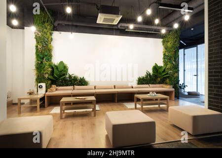 Moderna sala lounge e sala relax nel centro fitness. Foto Stock