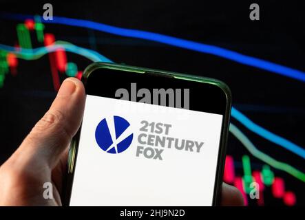 Cina. 09th Dic 2021. In questa illustrazione della foto la multinazionale americana di massa media Corporation ventunesimo 21st secolo Fox logo visto su uno smartphone con un grafico di indice di borsa economica in background. (Foto di Budrul Chukrut/SOPA Images/Sipa USA) Credit: Sipa USA/Alamy Live News Foto Stock