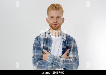 Giovane uomo con testa rossa e barba rossa in camicia estiva bianca, camicia a quadri isolata su sfondo bianco. Unshaven sicuro imprenditore maschile serio. COP Foto Stock