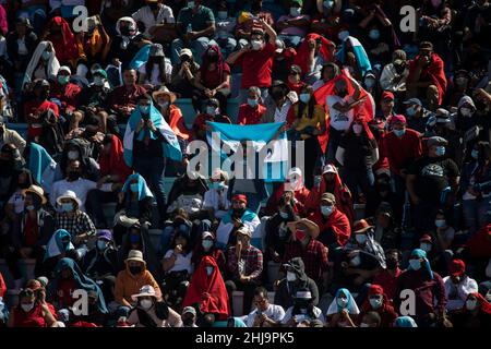 Tegucigalpa, Honduras. 27th Jan 2022. I sostenitori partecipano all'inaugurazione di Castro come primo nuovo presidente dell'Honduras. Credit: Inti OCON/dpa/Alamy Live News Foto Stock