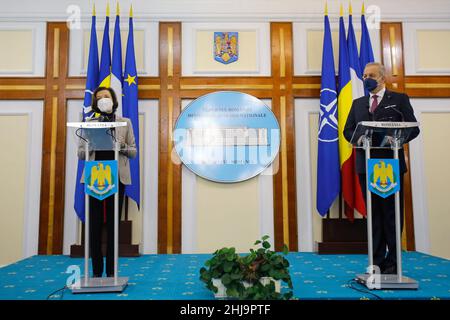 Bucarest, Romania. 27th Jan 2022. Il Ministro della Difesa rumeno Vasile Dincu (R) e il Ministro delle forze Armate francese Florence Parly partecipano a una conferenza stampa a Bucarest, in Romania, il 27 gennaio 2022. Credit: Cristian Cristel/Xinhua/Alamy Live News Foto Stock