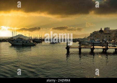 Bella alba che illumina le case colorate del porto di Procida Foto Stock