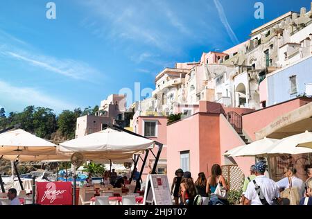 Marina Corricella è il luogo più pittoresco e affascinante dell'isola di Procida, con le sue case colorate e il suo bellissimo porto Foto Stock