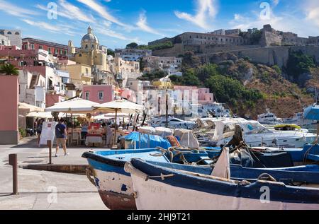 Marina Corricella è il luogo più pittoresco e affascinante dell'isola di Procida, con le sue case colorate e il suo bellissimo porto Foto Stock