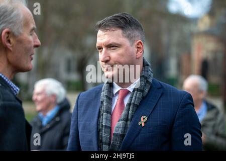 Londra, Inghilterra, Regno Unito. 27th Jan 2022. Belfast North Sinn /Fein il MP JOHN FINUCANE è visto durante una veglia per le vittime della Domenica del sangue nel 50th anniversario dell'evento al di fuori delle Case del Parlamento a Londra. La domenica sanguinosa, o il massacro di Bogside, fu un massacro il 30 gennaio 1972 nella zona di Bogside di Derry, Irlanda del Nord, Regno Unito, quando i soldati britannici uccisero 26 civili disarmati durante una marcia di protesta contro l'internamento senza processo (Credit Image: © Tayfun Salci/ZUMA Press Wire) Foto Stock