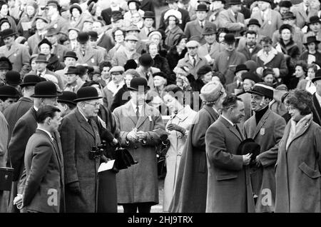 Regina Elisabetta la Regina Madre con il Segretario di Stato per la Guerra John profumo e sua moglie Valerie Hobson al Sandown Park Racecourse. 22nd marzo 1963. Foto Stock