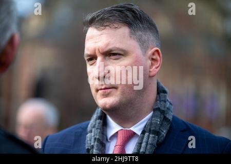 Londra, Inghilterra, Regno Unito. 27th Jan 2022. Belfast North Sinn /Fein il MP JOHN FINUCANE è visto durante una veglia per le vittime della Domenica del sangue nel 50th anniversario dell'evento al di fuori delle Case del Parlamento a Londra. La domenica sanguinosa, o il massacro di Bogside, fu un massacro il 30 gennaio 1972 nella zona di Bogside di Derry, Irlanda del Nord, Regno Unito, quando i soldati britannici uccisero 26 civili disarmati durante una marcia di protesta contro l'internamento senza processo (Credit Image: © Tayfun Salci/ZUMA Press Wire) Foto Stock