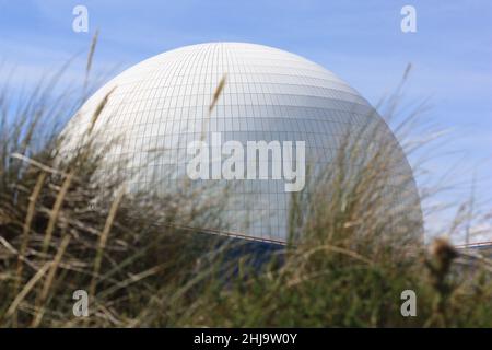 Donna che cammina oltre Sizewell centrale nucleare Suffolk Inghilterra UK Foto Stock