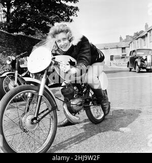 Beryl Swain, motociclista e la prima donna a gareggiare da sola in una gara su strada TT sul percorso Isle of Man, ha gareggiato nella classe 50cc Ultra-Lightweight, nella foto dopo sessione di prove, martedì 29th maggio 1962. Foto Stock