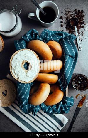 Cestino per la colazione con bagel da ufficio caotico Foto Stock