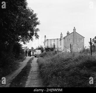 Leatherslade Farm, tra Oakley e Brill nel Buckinghamshire, nascondiglio usato dalla banda, a 27 miglia dalla scena del crimine, Martedì 13th Agosto 1963. La nostra foto mostra ... casale remoto utilizzato come rifugio da banda in immediata conseguenza di rapina. Il 1963 Great Train Robbery fu la rapina di 2,6 milioni di sterline da un treno Royal Mail diretto da Glasgow a Londra sulla West Coast Main Line nelle prime ore del 8th agosto 1963, a Bridego Railway Bridge, Ledburn, vicino a Mentmore nel Buckinghamshire, Inghilterra. Foto Stock