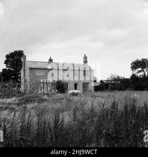 Leatherslade Farm, tra Oakley e Brill nel Buckinghamshire, nascondiglio usato dalla banda, a 27 miglia dalla scena del crimine, Martedì 13th Agosto 1963. La nostra foto mostra ... casale remoto utilizzato come rifugio da banda in immediata conseguenza di rapina. Il 1963 Great Train Robbery fu la rapina di 2,6 milioni di sterline da un treno Royal Mail diretto da Glasgow a Londra sulla West Coast Main Line nelle prime ore del 8th agosto 1963, a Bridego Railway Bridge, Ledburn, vicino a Mentmore nel Buckinghamshire, Inghilterra. Foto Stock