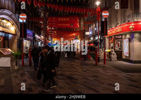 Londra, Regno Unito. 27 gennaio 2022. Una vista generale di Gerrard Street di notte a Chinatown che e' stata decorata per il Capodanno Cinese. L'anno della Tigre inizia ufficialmente il 1 febbraio. I festeggiamenti a Chinatown sono ridimensionati quest'anno a causa della pandemia, ma i ristoranti sperano che le aziende riprendano ora che le restrizioni del piano B Omicron sono state allentate dal governo britannico. Credit: Stephen Chung / Alamy Live News Foto Stock