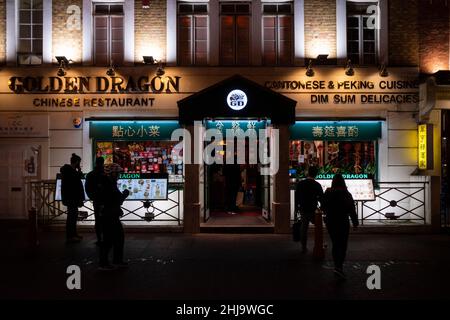 Londra, Regno Unito. 27 gennaio 2022. Vista generale del ristorante Golden Dragon di notte a Chinatown prima del Capodanno cinese. L'anno della Tigre inizia ufficialmente il 1 febbraio. I festeggiamenti a Chinatown sono ridimensionati quest'anno a causa della pandemia, ma i ristoranti sperano che le aziende riprendano ora che le restrizioni del piano B Omicron sono state allentate dal governo britannico. Credit: Stephen Chung / Alamy Live News Foto Stock