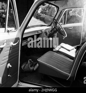 Ford Anglia in Police Yard, Bournemouth stazione di polizia, l'auto è stata acquistata il Martedì notte da un garage locale per 273 sterline, pagato in banconote che si ritiene siano stati rubati, Giovedi 15th agosto 1963. La nostra immagine mostra ... fronte di auto, con un sacchetto di carta marrone sul pavimento, un pacchetto di sigarette si stacca fuori. Il primo membro della banda di Great Train Robbery è stato catturato, Roger Cordrey, con il suo amico, William Boal. Vivevano in un appartamento affittato e completamente arredato sopra un negozio di fioristi a Wimborne Road, Moordown, Bournemouth. La polizia di Bournemouth è stata rovesciata dalla vedova Ethel Cla Foto Stock