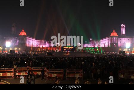 New Delhi, India. 27th Jan 2022. Una vista illuminata è vista durante la prova di vestito completo per battere la cerimonia di ritiro a Rasina Hills.il governo indiano celebra i suoi 75th anni di indipendenza e tributo ai combattenti di libertà, quindi il governo ha deciso di fare vari programmi chiamati “Azadi Ka Amrit Mahotsav” per essere celebrato il 15th agosto 2022. Credit: SOPA Images Limited/Alamy Live News Foto Stock