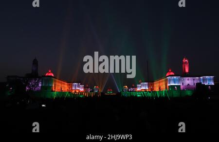 New Delhi, India. 27th Jan 2022. Una vista illuminata è vista durante la prova di vestito completo per battere la cerimonia di ritiro a Rasina Hills.il governo indiano celebra i suoi 75th anni di indipendenza e tributo ai combattenti di libertà, quindi il governo ha deciso di fare vari programmi chiamati “Azadi Ka Amrit Mahotsav” per essere celebrato il 15th agosto 2022. Credit: SOPA Images Limited/Alamy Live News Foto Stock