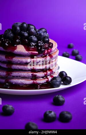 Pancake freschi fatti in casa con latte di Buttermilk viola e sciroppo di mirtilli e sciroppo Foto Stock