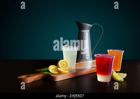 Dolci spremute fresche bevande tropicali estive alla limonata. Foto Stock