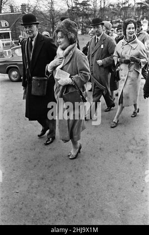 Regina Elisabetta la Regina Madre con il Segretario di Stato per la Guerra John profumo e sua moglie Valerie Hobson al Sandown Park Racecourse. 22nd marzo 1963. Foto Stock