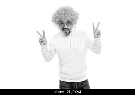 Solo cool dude. Pazzo uomo mostrare segni di pace. Moda cool. Aspetto nerdy. Capelli bunky wig Foto Stock
