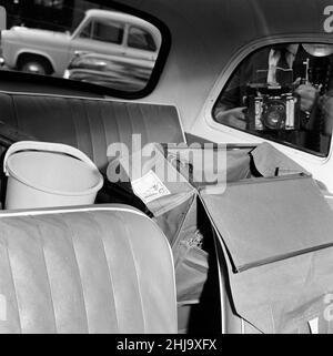 Ford Anglia in Police Yard, Bournemouth stazione di polizia, l'auto è stata acquistata il Martedì notte da un garage locale per 273 sterline, pagato in banconote che si ritiene siano stati rubati, Giovedi 15th agosto 1963. La nostra foto mostra ... sedile posteriore di auto, con secchio di plastica e pesca affrontare. Il primo membro della banda di Great Train Robbery è stato catturato, Roger Cordrey, con il suo amico, William Boal. Vivevano in un appartamento affittato e completamente arredato sopra un negozio di fioristi a Wimborne Road, Moordown, Bournemouth. La polizia di Bournemouth fu rovesciata dalla vedova della polizia Ethel Clark quando Boal e Cordrey Foto Stock