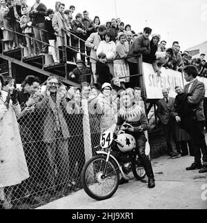 Beryl Swain, motociclista e la prima donna a gareggiare da sola in una gara su strada TT sul percorso Isle of Man, ha gareggiato nella classe 50cc Ultra-Lightweight, nella foto dopo sessione di prove, martedì 29th maggio 1962. Foto Stock