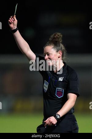 Incontro con l'arbitro Kirsty Dowle durante la partita della Barclays fa Women's Super League al Meadow Park, Londra. Data foto: Giovedì 27 gennaio 2022. Foto Stock