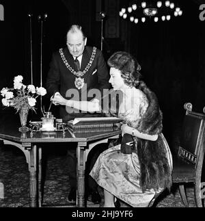 Princess Margaret visita Manchester. Margaret firma il libro dei visitatori al Municipio di Manchester, guardato da Alderman Lionel Biggs, Signore sindaco di Manchester. 8th marzo 1962. Foto Stock