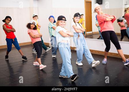 Le ragazze e i ragazzi di età preseee hip hop ballerini che fanno l'allenamento di danza Foto Stock