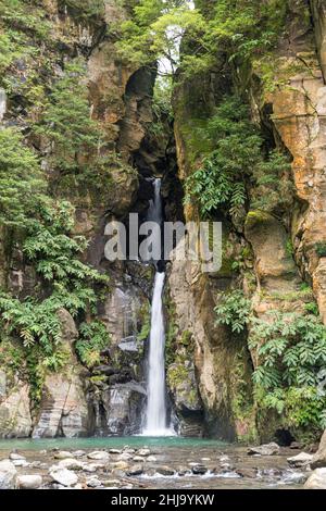 La cascata Salto do Cabrito nell'isola di Sao Miguel (Azzorre, Portogallo) Foto Stock