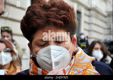 Teresa Bellanova Senatrice della Repubblica Italiana, fuori Montecitorio, durante le elezioni del nuovo Presidente della Repubblica Italiana a Roma. Credit: Vincenzo Izzo/Alamy Live News Foto Stock