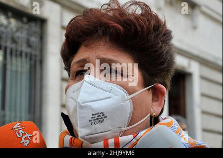 Teresa Bellanova Senatrice della Repubblica Italiana, fuori Montecitorio, durante le elezioni del nuovo Presidente della Repubblica Italiana a Roma. Credit: Vincenzo Izzo/Alamy Live News Foto Stock