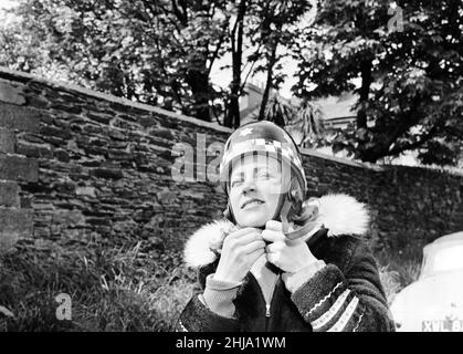 Beryl Swain, motociclista e la prima donna a gareggiare da sola in una gara su strada TT sul percorso Isle of Man, ha gareggiato nella classe 50cc Ultra-Lightweight, nella foto dopo sessione di prove, martedì 29th maggio 1962. Foto Stock