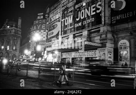 Scene a Londra il giorno del funerale, il presidente Kennedy, che è stato assassinato 3 giorni fa, lunedì 25th novembre 1963. Le nostre immagini mostrano ... strade vuote fuori dal London Pavilion Cinema, all'angolo di Shaftesbury Avenue e Coventry Street sul lato nord-est di Piccadilly Circus a Londra. Foto Stock