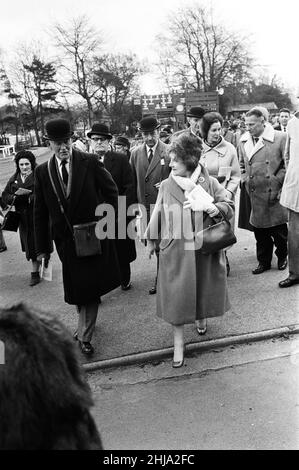 Regina Elisabetta la Regina Madre con il Segretario di Stato per la Guerra John profumo e sua moglie Valerie Hobson al Sandown Park Racecourse. 22nd marzo 1963. Foto Stock