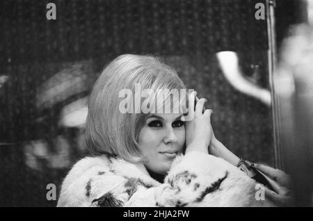 Dusty Springfield, Singer di 24 anni, 30th dicembre 1963. Dusty è in alto l'onda del suo successo primo singolo solista, voglio solo essere con voi, che è attualmente al numero 7 in classifica. Foto Stock