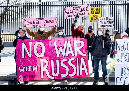 I manifestanti hanno striscioni e cartelli che dicono "Fund Green Jobs, not war", "Fund healthcare, not war", "We say no war with Russia", "Yes to peace, no to NATO expansion", e "No war with Russia" in un raduno contro la guerra con la Russia sponsorizzato da più gruppi tra cui CODEPINK: Women for Peace, Black Alliance for Peace, ANSWER e Maryland Peace Action alla Casa Bianca. Foto Stock