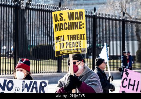 Un manifestante che tiene un cartello che dice "macchina da guerra degli Stati Uniti: Minaccia reale alla pace" ad un raduno contro la guerra con la Russia sponsorizzato da gruppi multipli tra cui CODEPINK: Donne per la pace, Black Alliance for Peace, ANSWER, e Maryland Peace Action alla Casa Bianca. Foto Stock